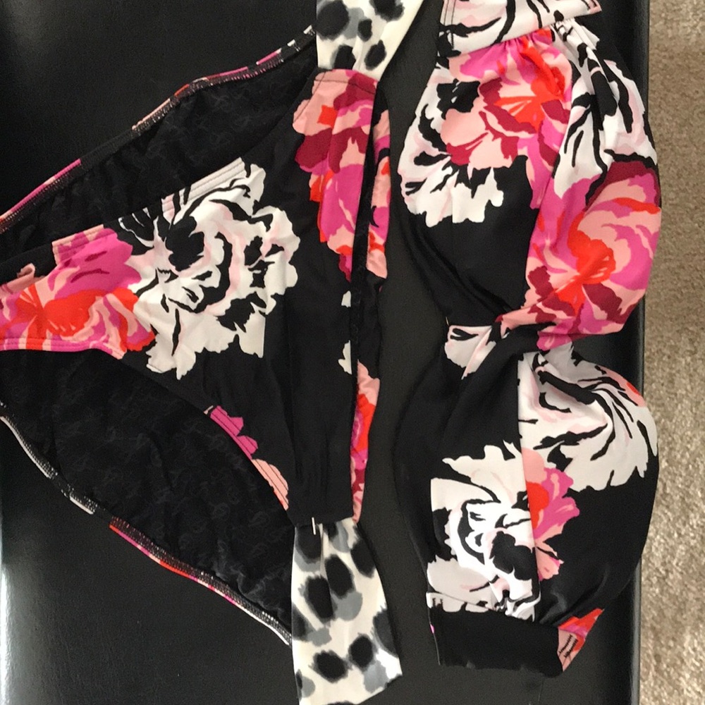 NWOT Victoria’s Secret black floral bandeau bikini
